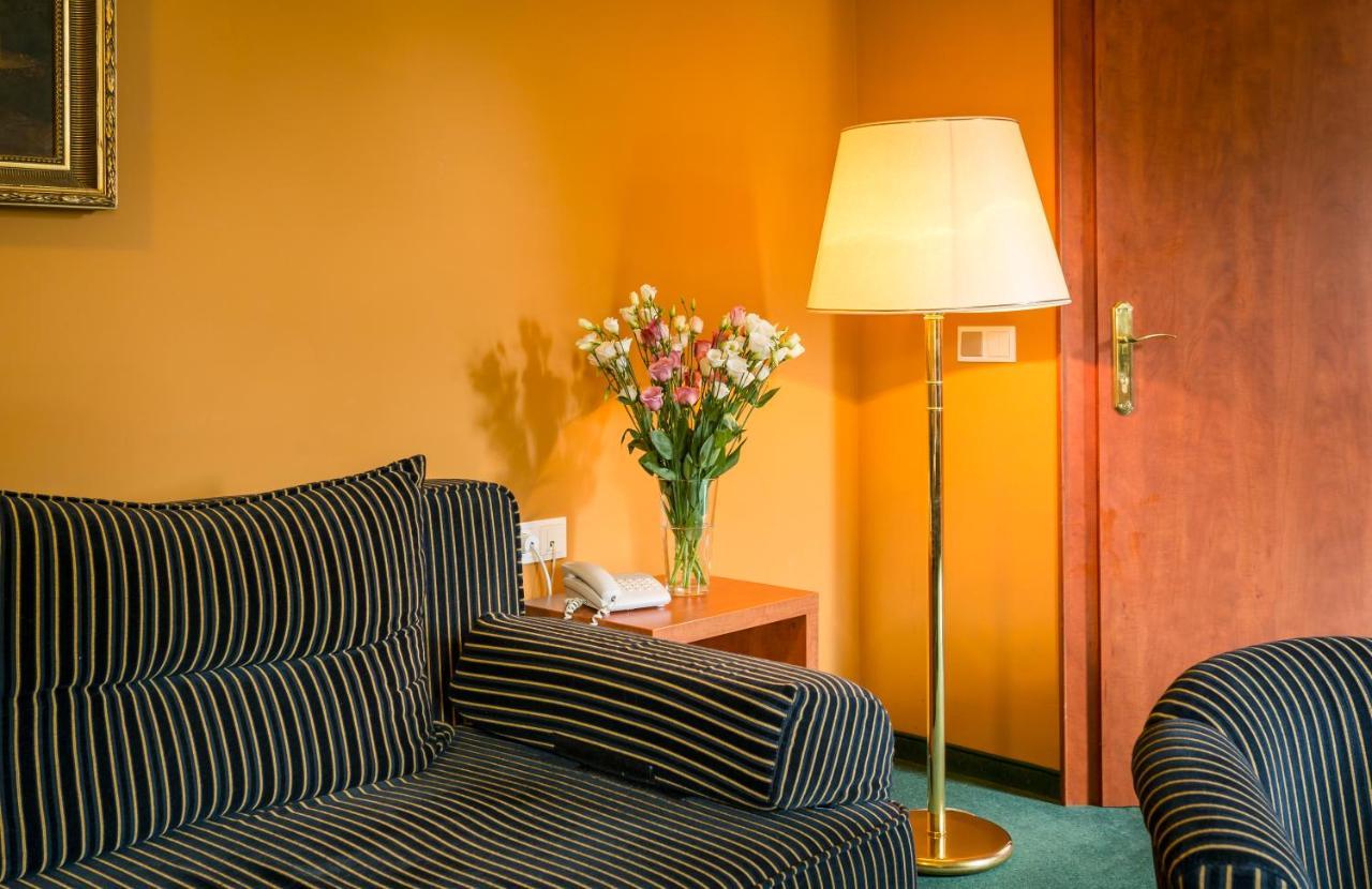 Hotel Gottwald Tata Eksteriør billede